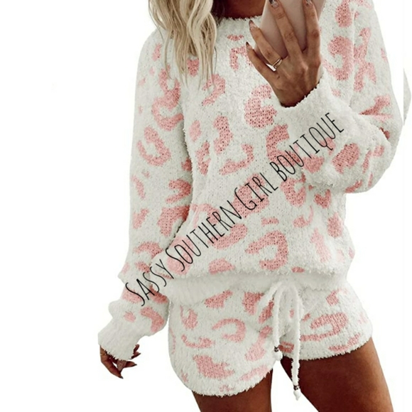 🆕⭐Fuzzy white pink cheetah leopard lounge set - Picture 4 of 10